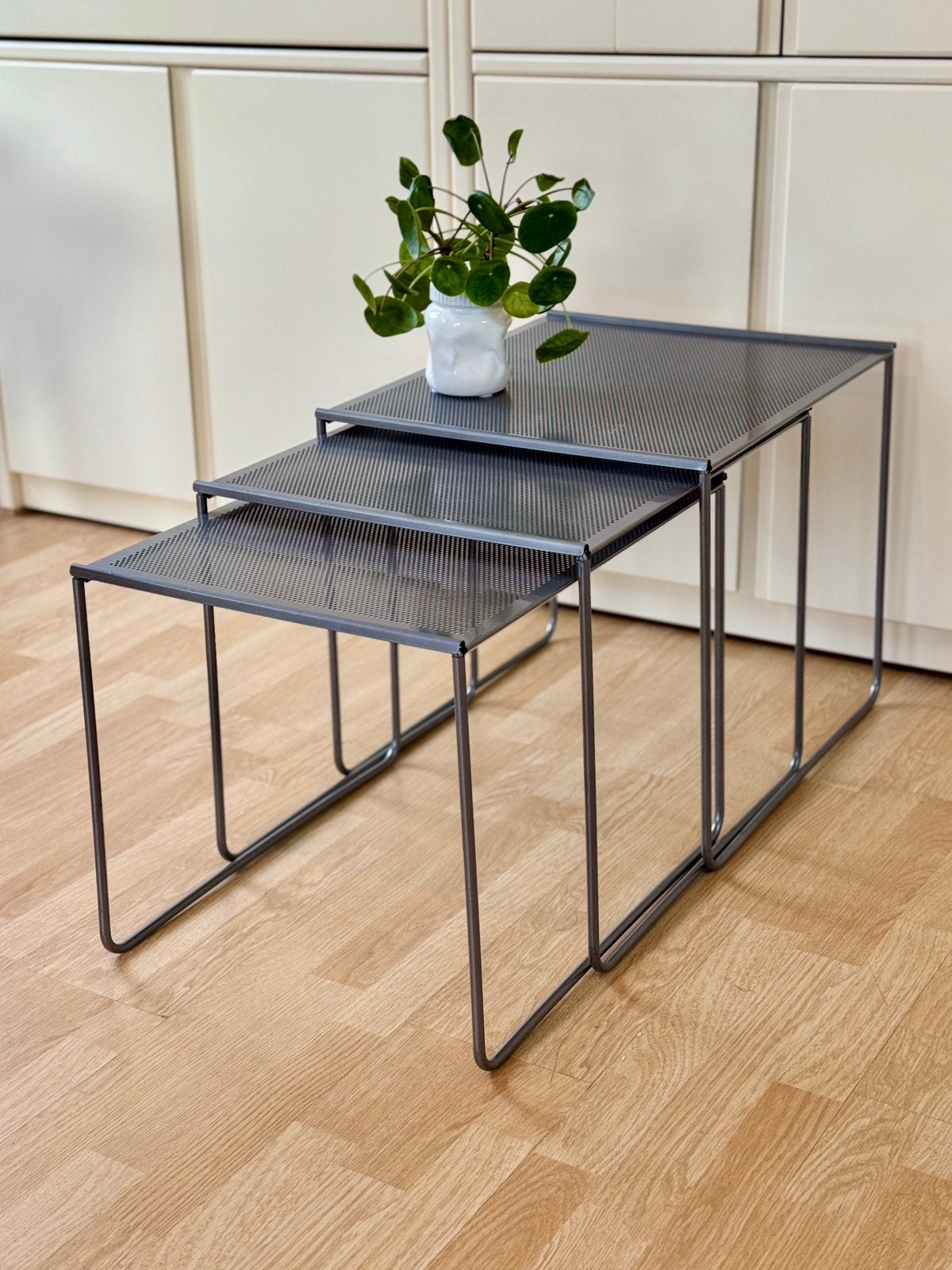 Vintage nesting bijzettafeltjes set van 3 staal jaren 80, Huis en Inrichting, Minder dan 45 cm, Minder dan 55 cm, Metaal of Aluminium