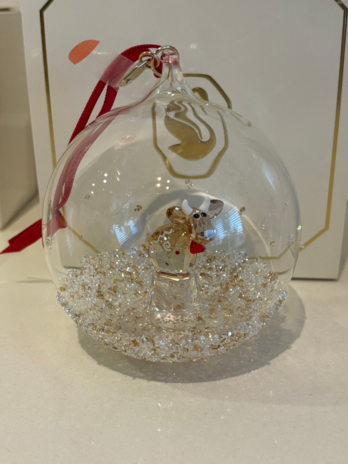 Swarovski kerstbal 2026 met Mo, Verzamelen, Ophalen of Verzenden, Zo goed als nieuw, Figuurtje