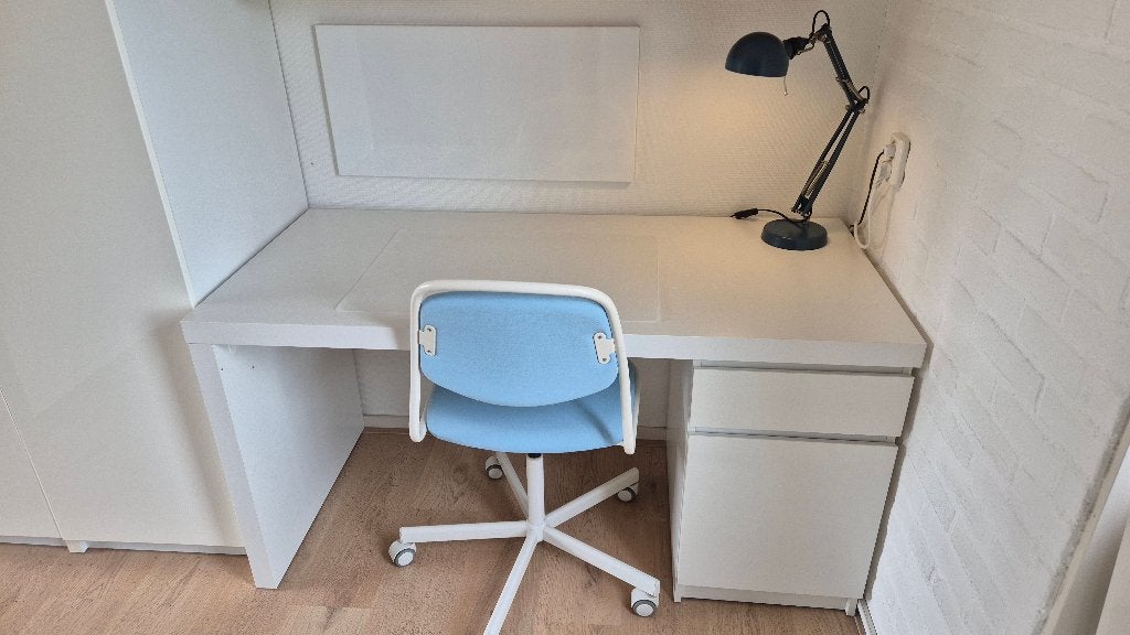 Keurig Ikea bureau + stoel + bureaulamp, Gebruikt, 65 cm, Spaanplaat of MDF, Ophalen of Verzenden
