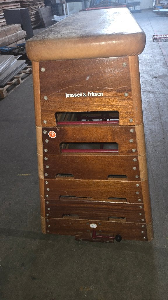 Turnkast Janssen & Fritsen, Ophalen, Gebruikt, Bruin, Materiaal