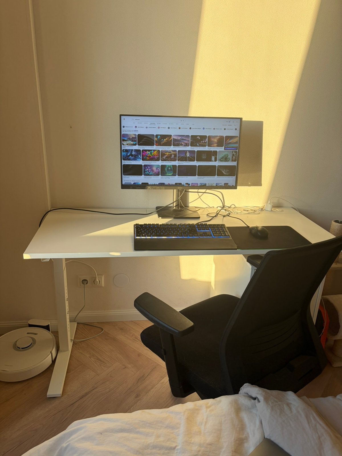 Ikea bureau 140x60cm + gratis bureaustoel, Ophalen, Zo goed als nieuw