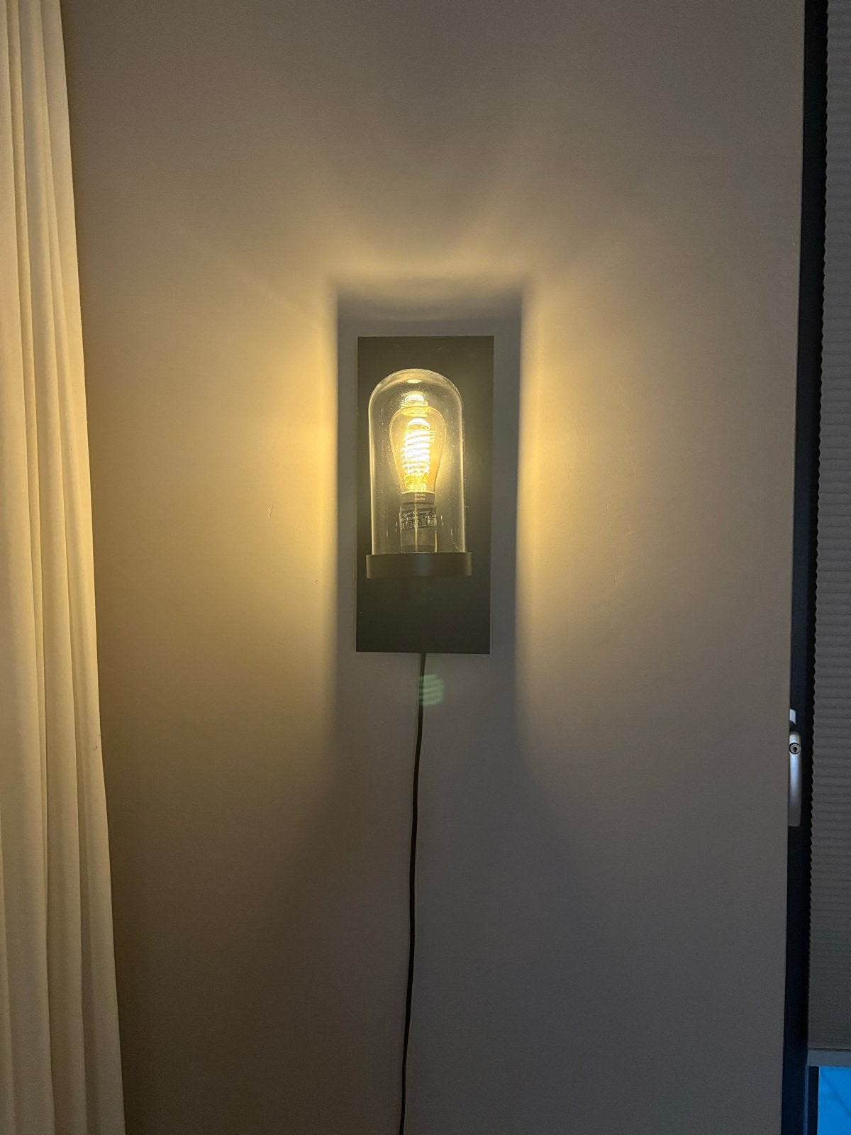 Moderne Zwarte Wandlamp met Glazen Kap en Edison Lamp, Ophalen, Met snoer/stekker, Zwart, E27 (groot)