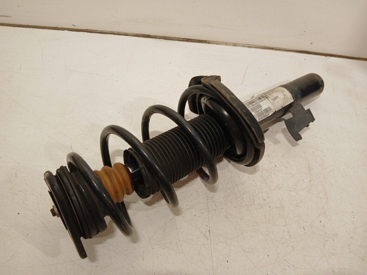 Veerpoot links voor Volvo V40, Auto-onderdelen, Onderdelen@venauto.nl, Van der Ven Autorecycling B.V., Gebruikt, Ettenseweg 76, 4706 PB Roosendaal, The Netherlands