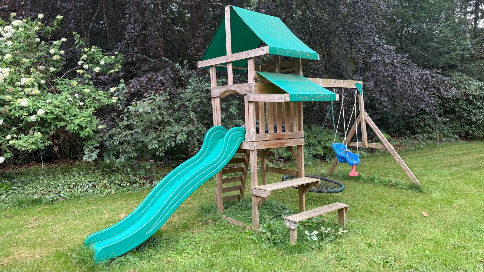 Speeltoestel met schommels, glijbaan en picknickplekjes, Kinderen en Baby's, Speelgoed | Buiten | Speeltoestellen, Ophalen, Gebruikt