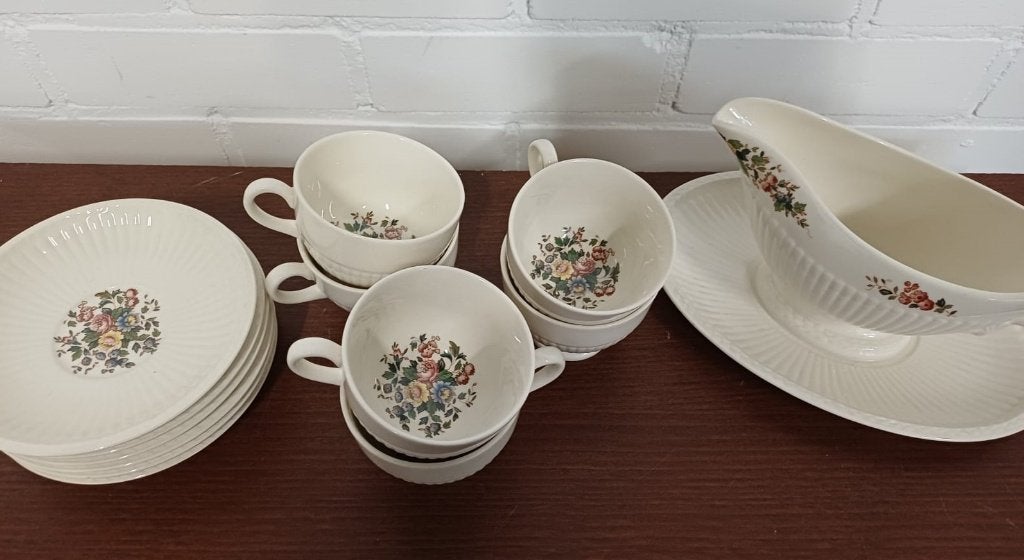6 Wedgwood Conway kop en schotel en sauskom, Ophalen of Verzenden, Zo goed als nieuw, Kop(pen) en/of Schotel(s), Wedgwood