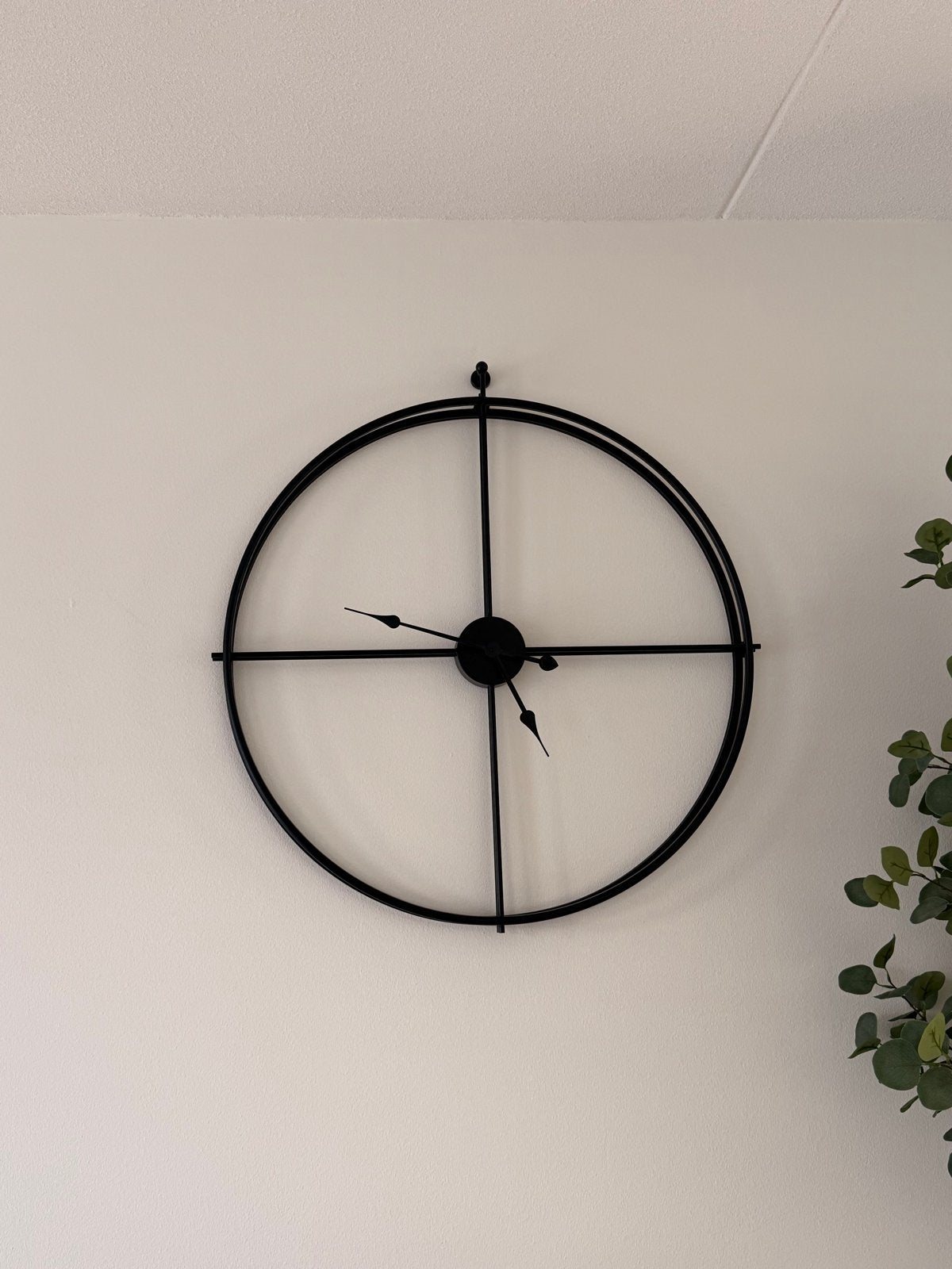 Grote zwarte wandklok 80x75 cm - Modern design, Wandklok, Analoog, Werkt op batterijen, Ophalen of Verzenden