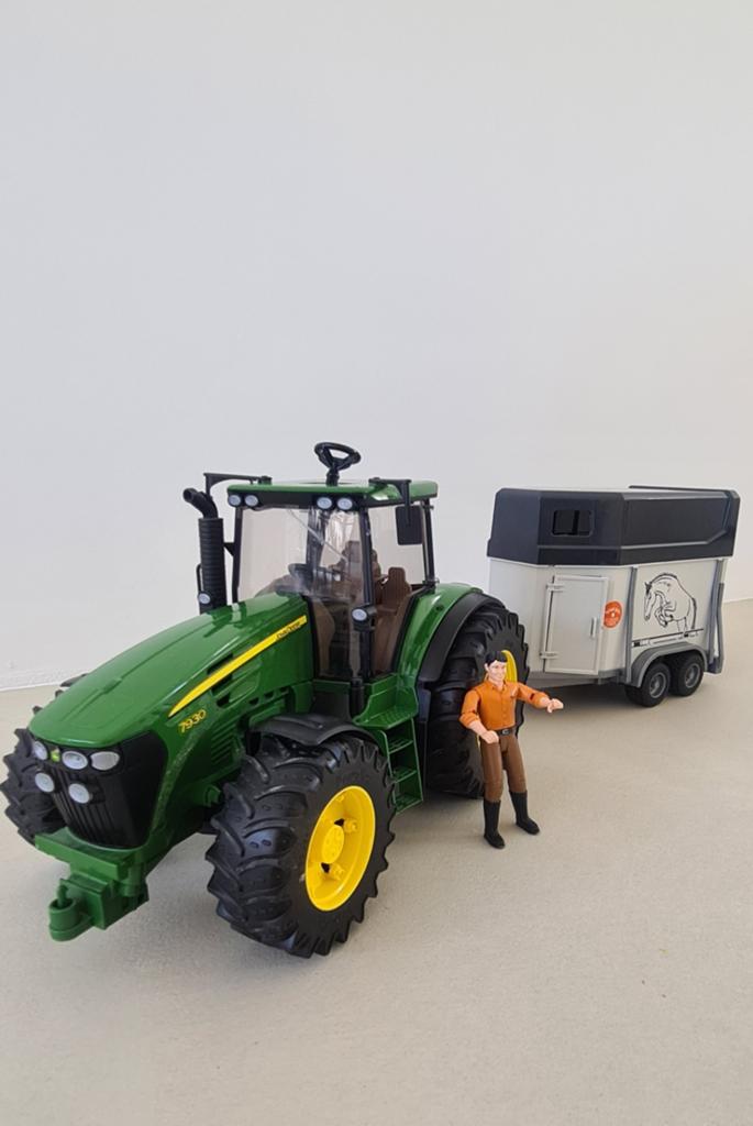 Bruder John Deere 7930 trekker met paardentrailer en boer, Ophalen of Verzenden, Gebruikt