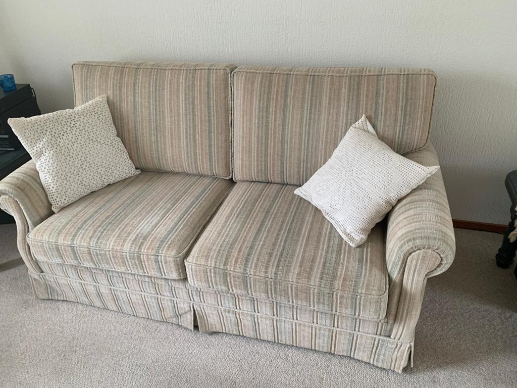 Comfortabele gestreepte tweezitsbank, Ophalen, Gebruikt, 150 tot 200 cm, Tweepersoons