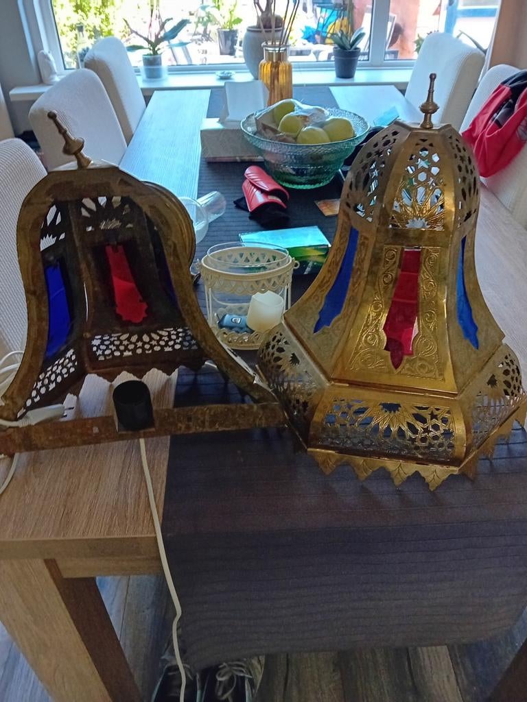 Geel koperen wandlampen met gekleurde glas, Huis en Inrichting, Lampen | Kroonluchters, Ophalen, Glas