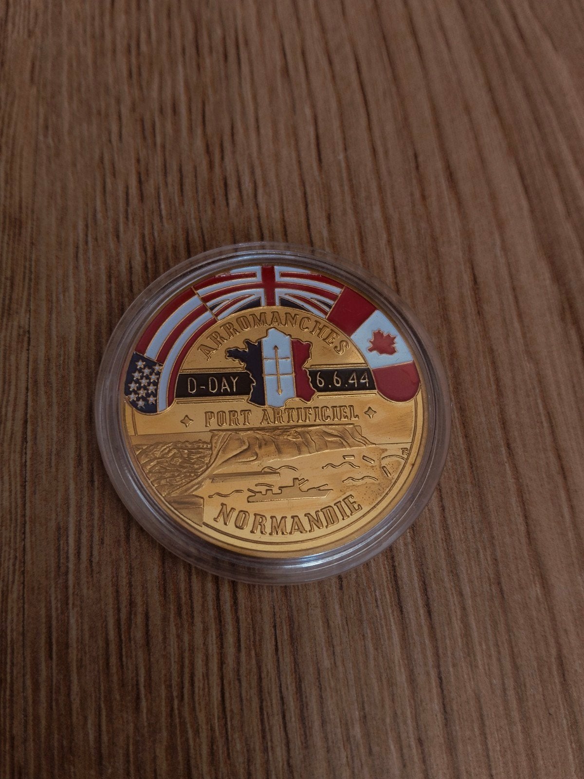 D-Day Normandie Herdenkingsmunt 3.5cm met plastic casing, Ophalen of Verzenden, Overige soorten, Overige gebieden, Embleem of Badge