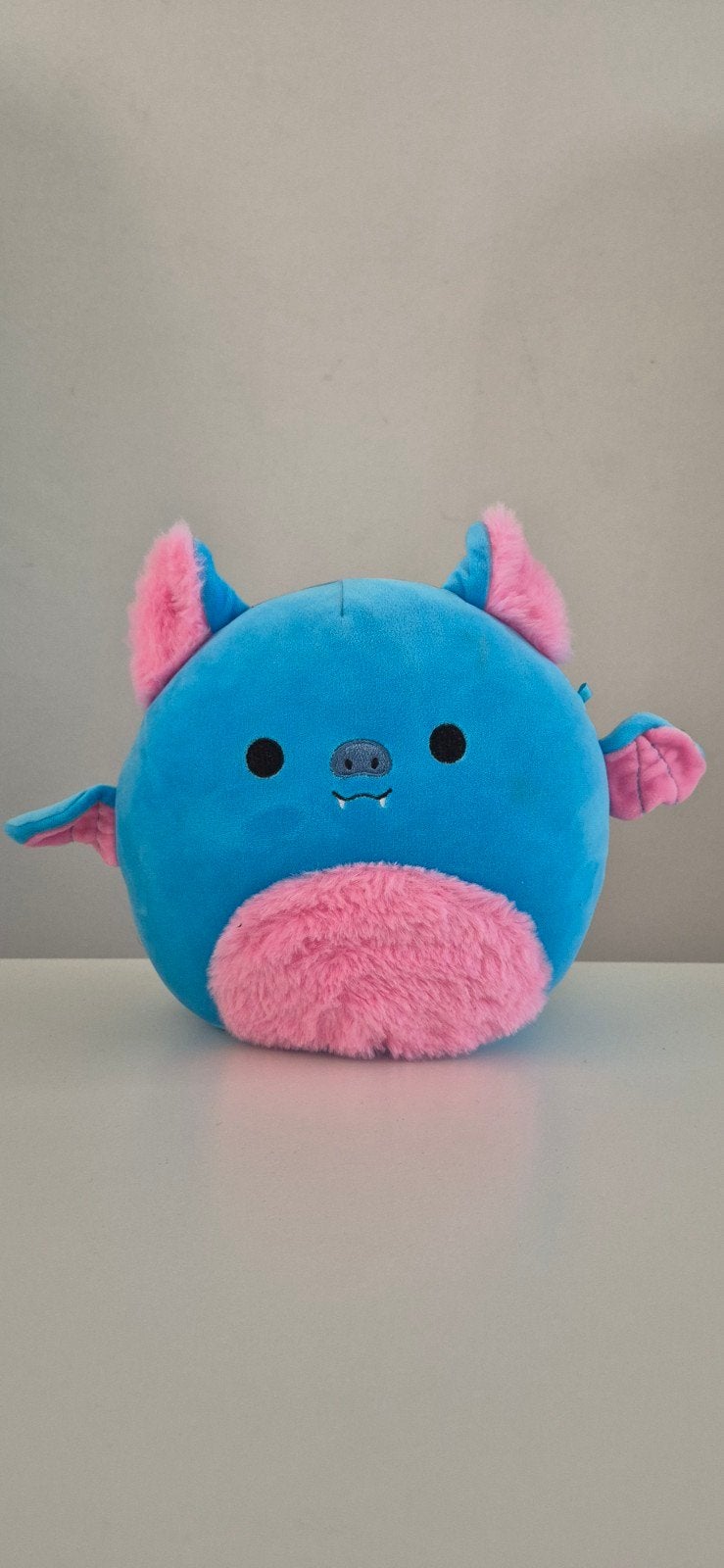 Squishmallow Fifi de Vleermuis - Blauw met Roze, Overige karakters, Overige typen, Blauw, Ophalen of Verzenden