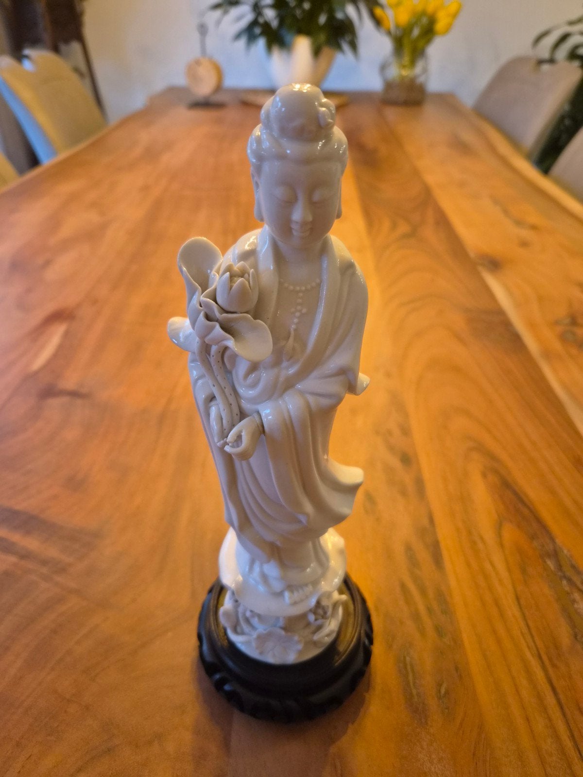 Guan Yin Lotus Blanc de Chine sculptuur met voet, Ophalen of Verzenden, 20 - 50 cm, Beeld, Azië