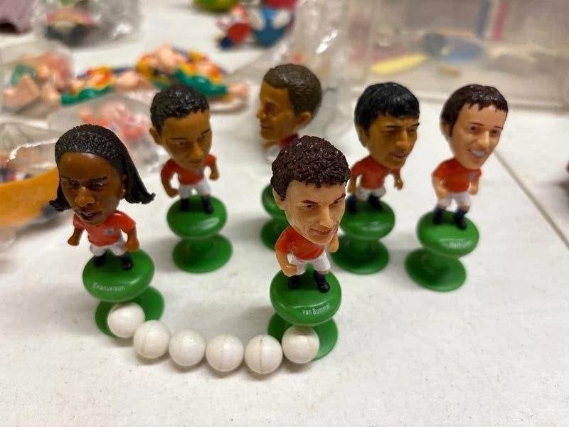 voetbal poppetjes met bal uit 2006, Ophalen of Verzenden, Zo goed als nieuw, Overige binnenlandse clubs, Beeldje of Poppetje