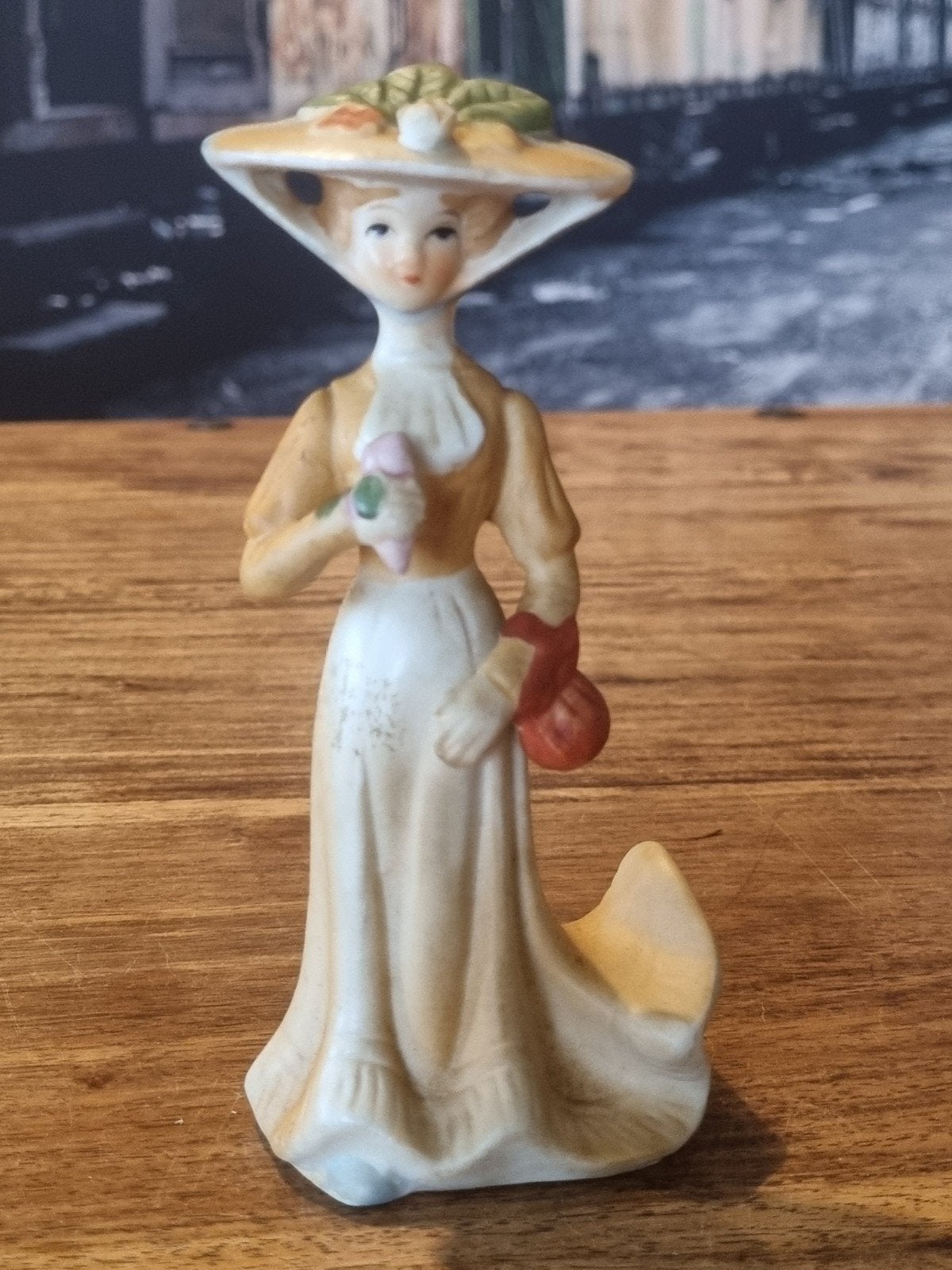 Vintage porseleinen beeldje van dame met hoed en bloem, Verzamelen, Ophalen of Verzenden, Gebruikt, Mens
