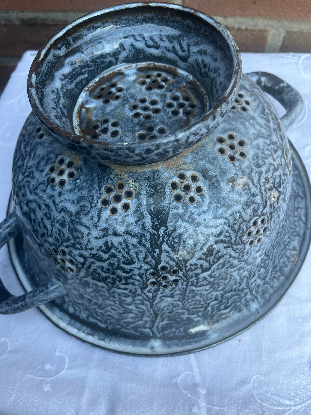Vintage geëmailleerd vergiet met wolkenpatroon, Antiek en Kunst, Antiek | Emaille, Ophalen of Verzenden