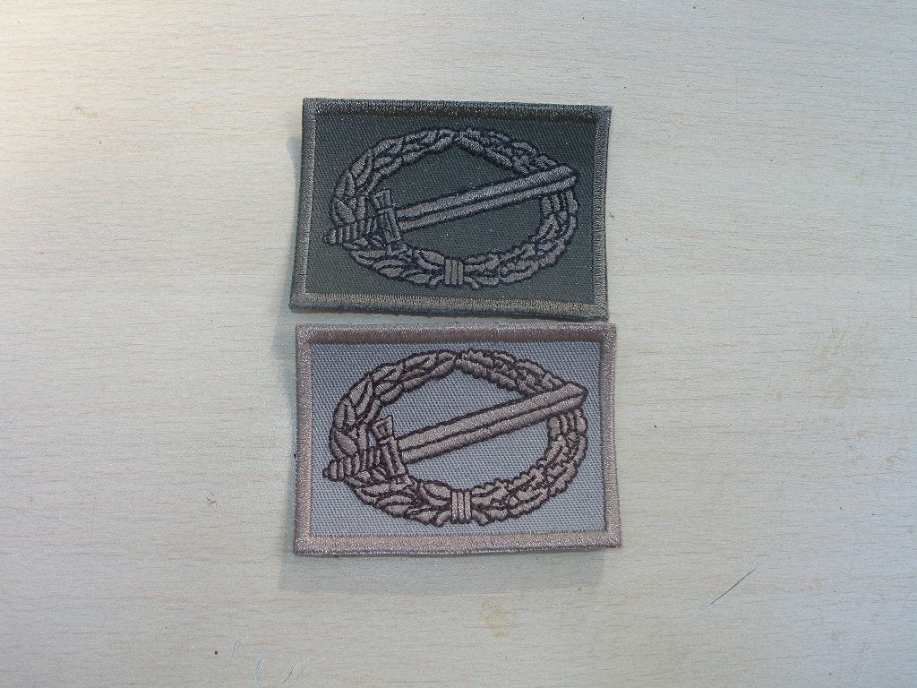 Twee stoffen uitvoeringen van het Gevechtsinsigne, Ophalen of Verzenden, Landmacht, Nederland, Embleem of Badge