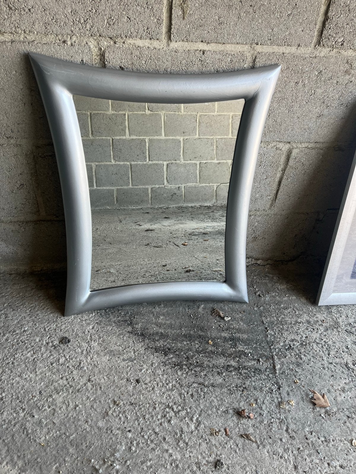 Stijlvolle zilverkleurige spiegel met unieke vorm, Ophalen, Minder dan 50 cm, Gebruikt, 100 tot 150 cm