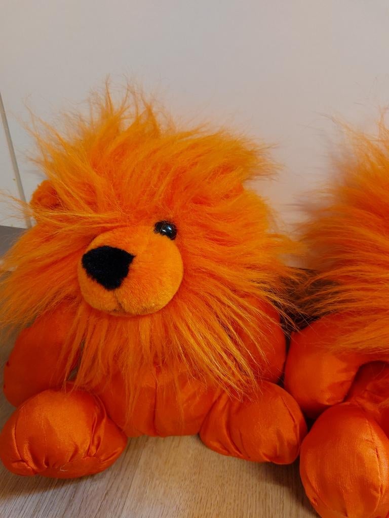 2x oranje leeuw knuffel voetbal wk, Kinderen en Baby's, Speelgoed | Knuffels en Pluche, Ophalen of Verzenden