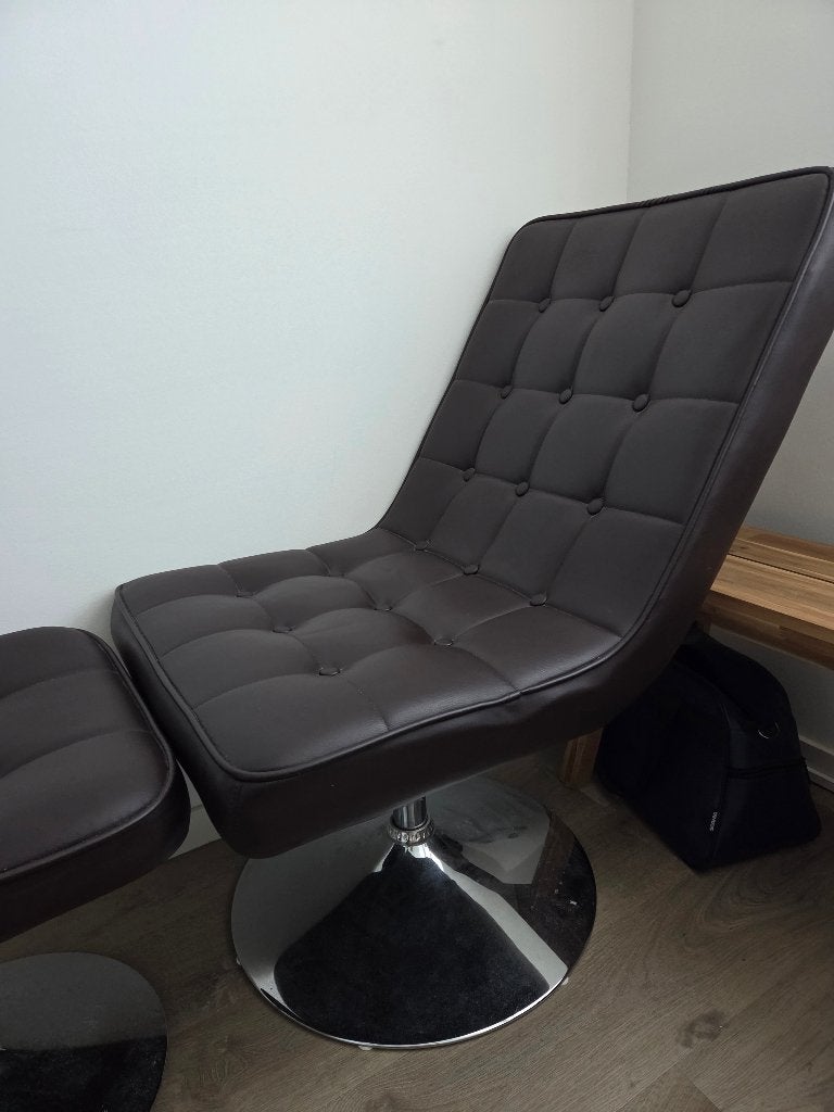Lounge stoel met hocker, Ophalen, Zo goed als nieuw, Bruin, Eén