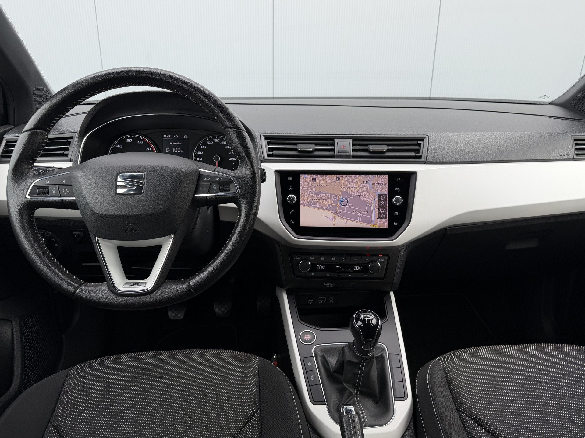 SEAT Arona 1.0 TSI Xcellence Trekhaak/Carplay/Climate., Voorwielaandrijving, Stof, Gebruikt, Parkeersensor