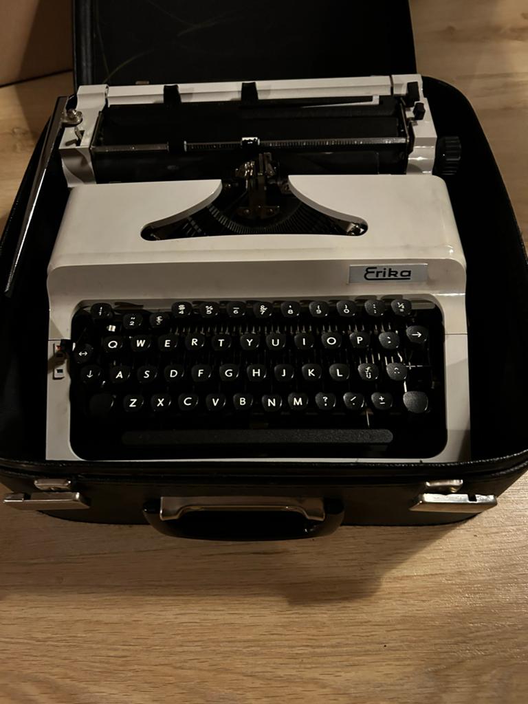 Typemachine Erika uit DDR 1985 voor de verzamelaar, Ophalen, Gebruikt
