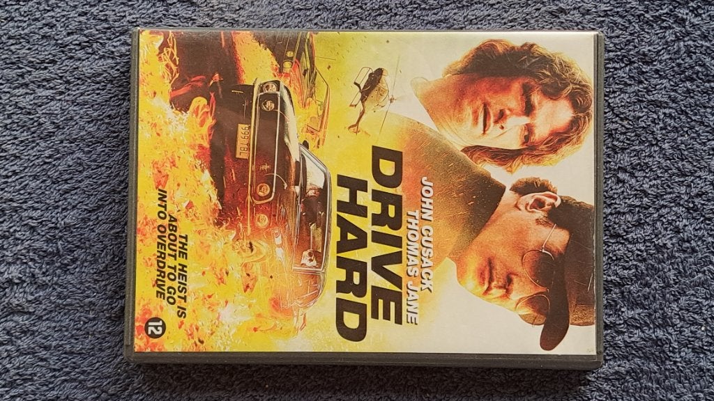 Drive Hard "John Cusack", Vanaf 16 jaar, Ophalen of Verzenden, Zo goed als nieuw