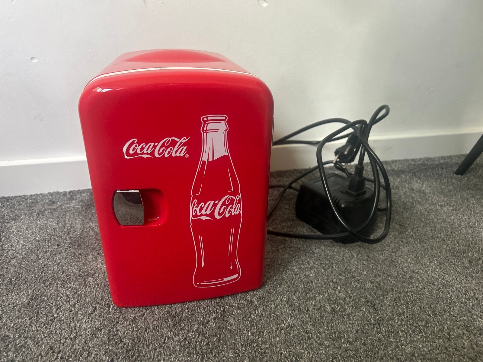 Coca-Cola Mini Koelkast - Draagbaar en Compact, Witgoed en Apparatuur, Koelkasten en IJskasten, Ophalen, Zonder vriesvak, Minder dan 45 cm