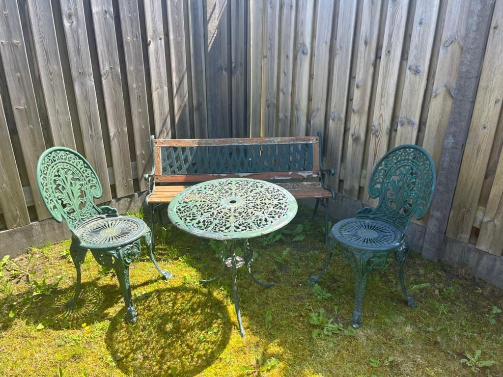 Vintage bistro set met tuinbank - gietijzer en hout, Ophalen, Gebruikt, Overige materialen, 4 zitplaatsen