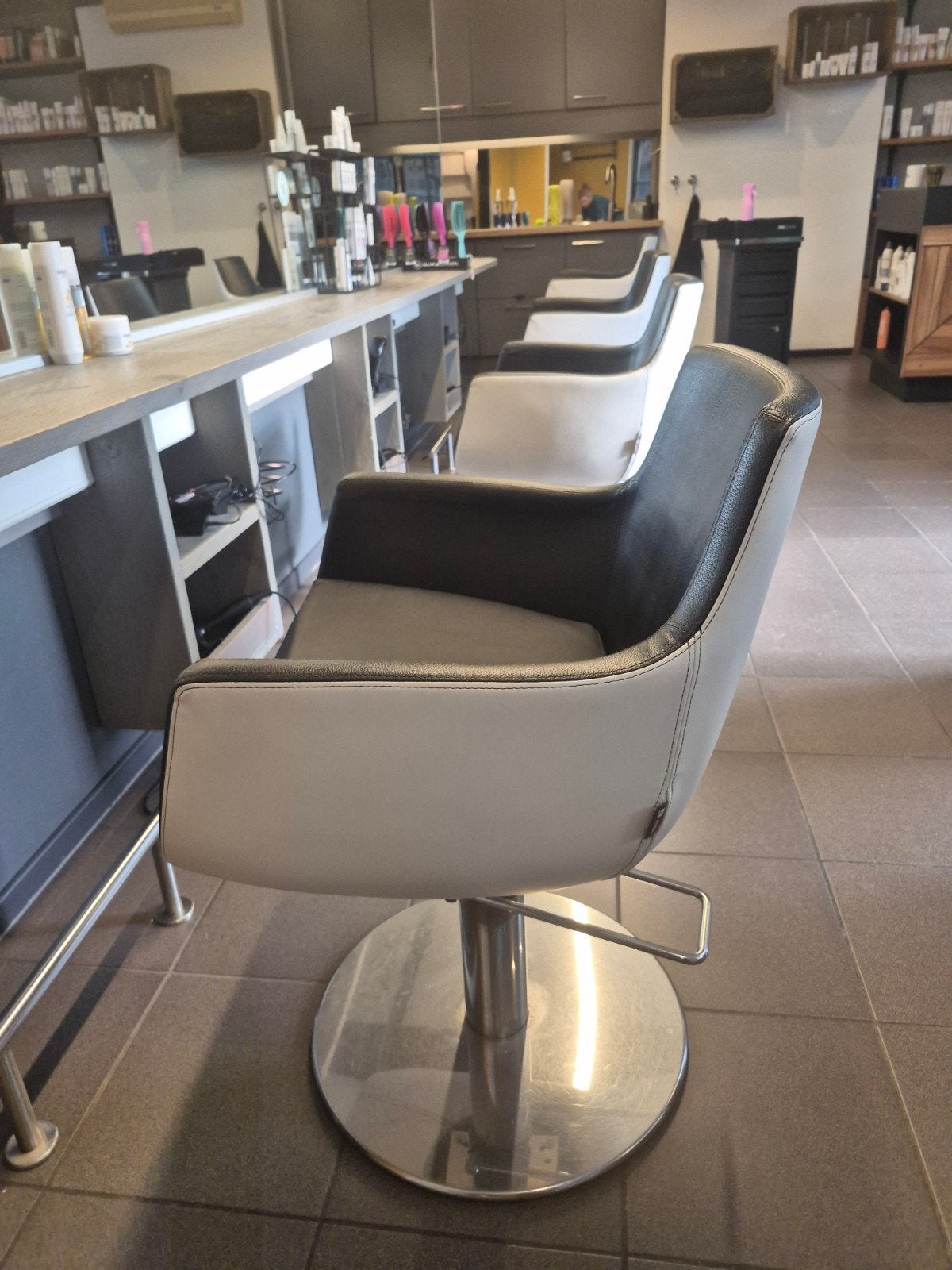 4 Karisma kappersstoelen prijs per stuk, Ophalen