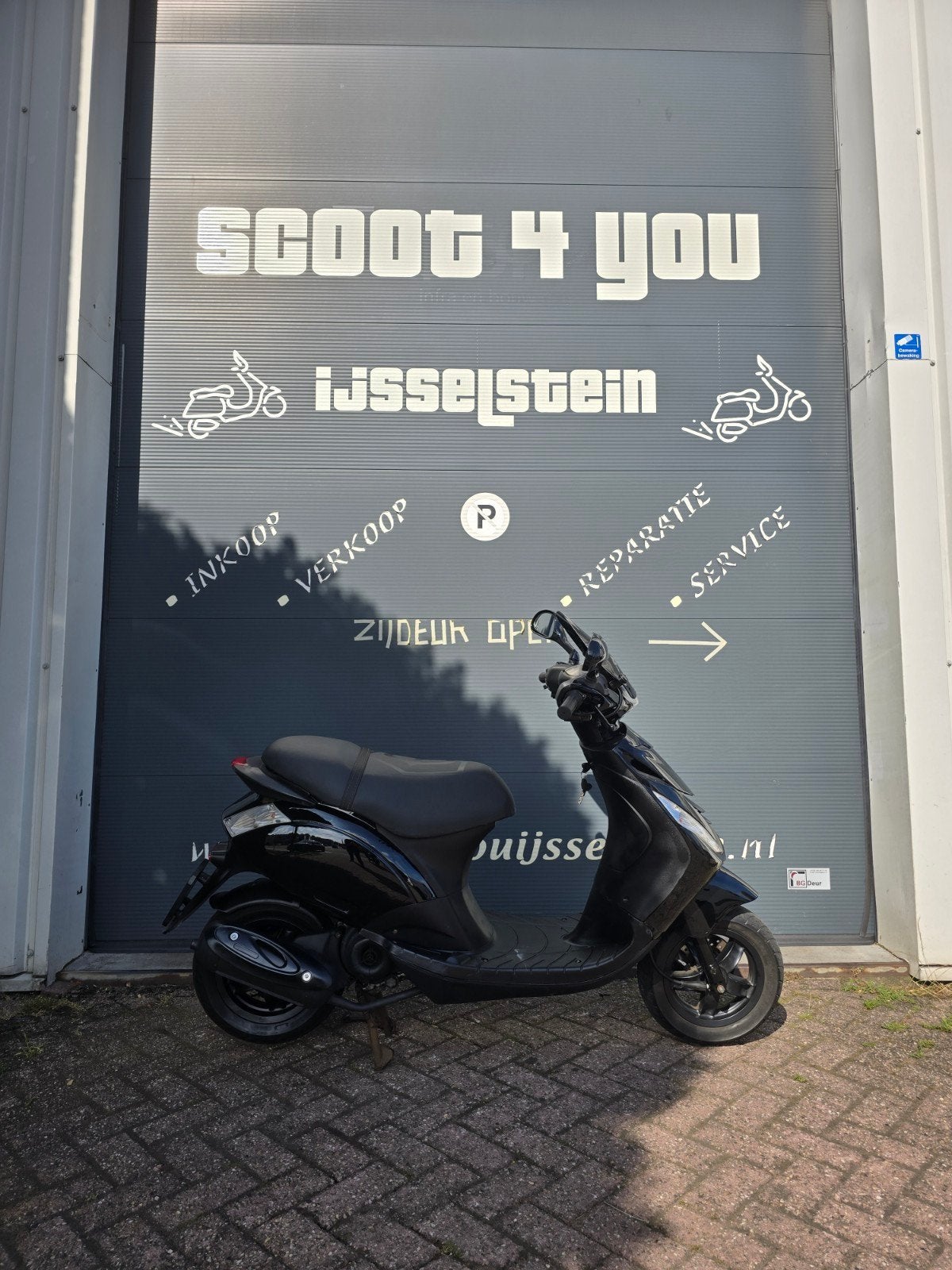 PIAGGIO ZIP 4T 2V BLACK ON BLACK FULL OPTION GARANTIE!, Fietsen en Brommers, Scooters | Piaggio, Ophalen, Zo goed als nieuw, Benzine