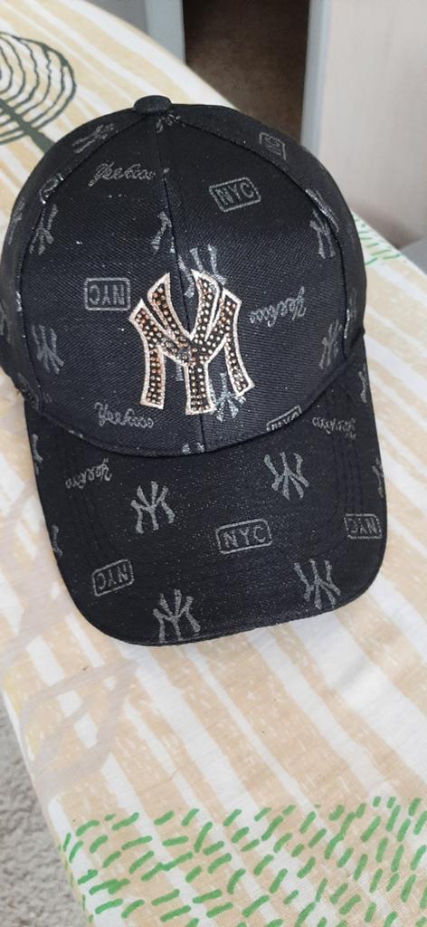 Zwarte NY pet met strass details, Nieuw, One size fits all, Ophalen of Verzenden, Pet