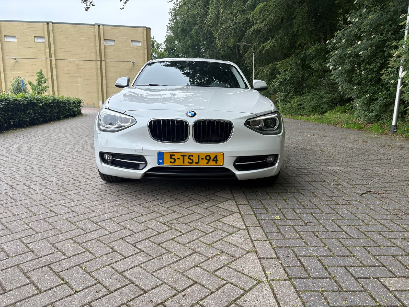 BMW 1-Serie 116i 136PK 5D Aut. 2014 Wit, Auto's, BMW, 1295 kg, 4 cilinders, Wit, Origineel Nederlands