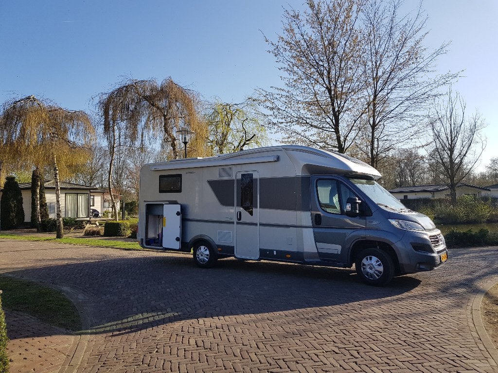 Adriaantje – LUXE Camper met QUEENSBED 4 pers te koop, Chemisch toilet, Ringverwarming, Fiat, Luifel