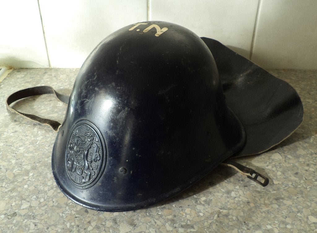 Nederlandse M27 helm voor 1940 met helm plaat, Ophalen of Verzenden, Nederland, Helm of Baret