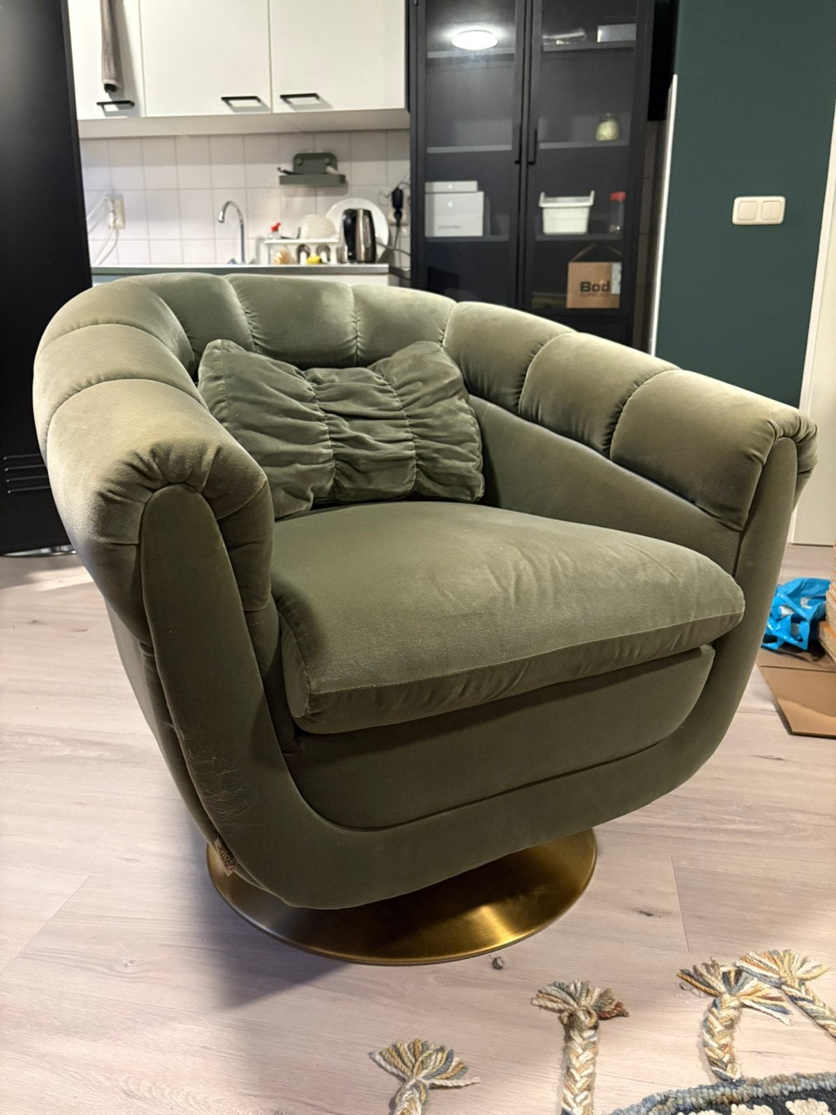 Dutchbone Member draaifauteuil - Velvet Olive Green, Huis en Inrichting, Fauteuils, Ophalen, 75 tot 100 cm, Zo goed als nieuw