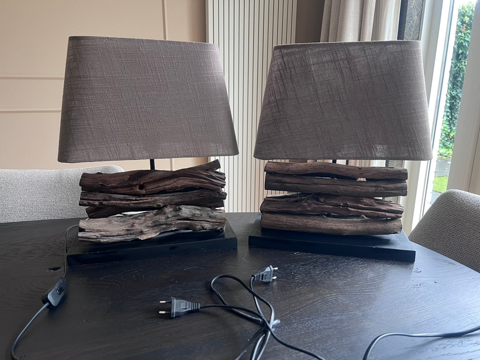 Twee tafellampen, bruine kap