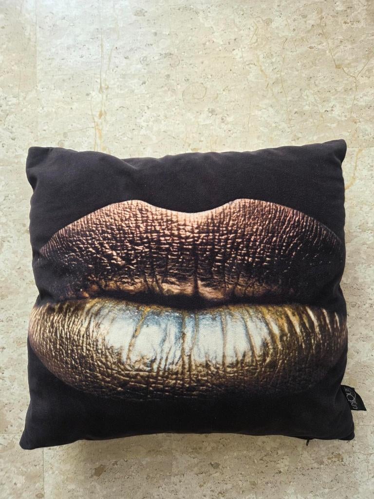 Zwart kussen met gouden lippen 40 x 40 cm, Ophalen of Verzenden, Zo goed als nieuw, Zwart, Vierkant