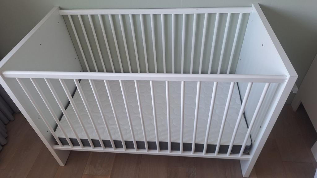 Wit baby ledikant met Ikea himlavalv matras., Ophalen, Gebruikt, Ledikant