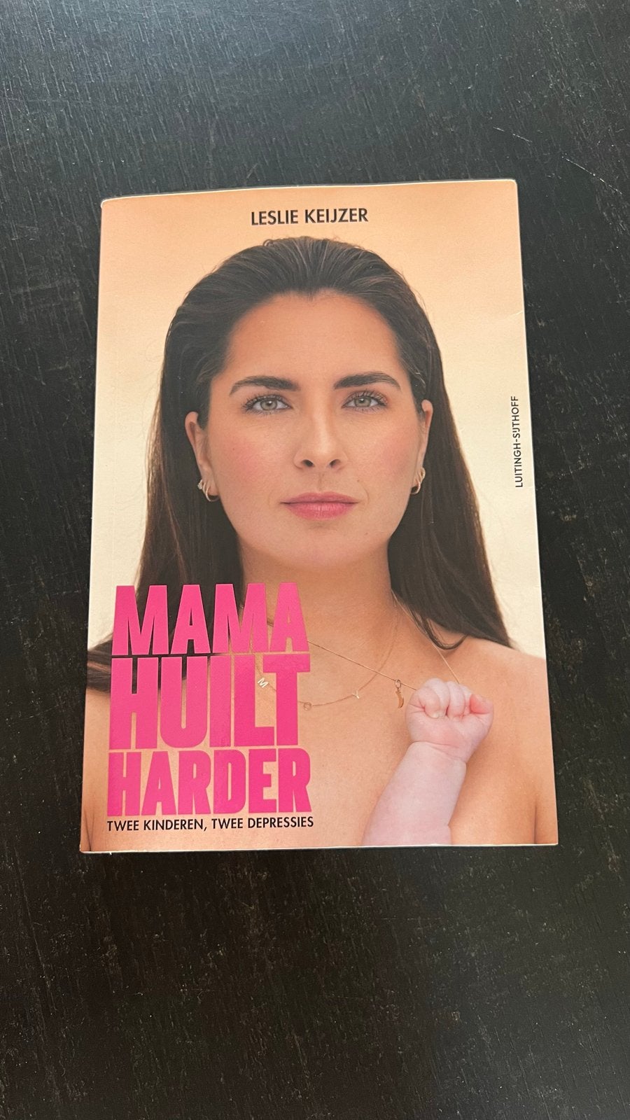 Boek Mama Huilt Harder - Leslie Keijzer, Zo goed als nieuw, Ophalen of Verzenden, Zo goed als nieuw, Zwangerschap en Bevalling