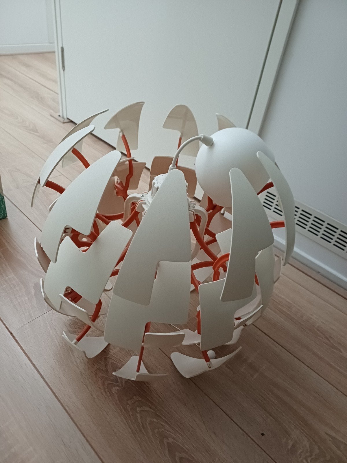 Ikea hanglamp, in en uit te klappen wit met oranje accenten, Ophalen, Kunststof, Modern, Speels, Zo goed als nieuw