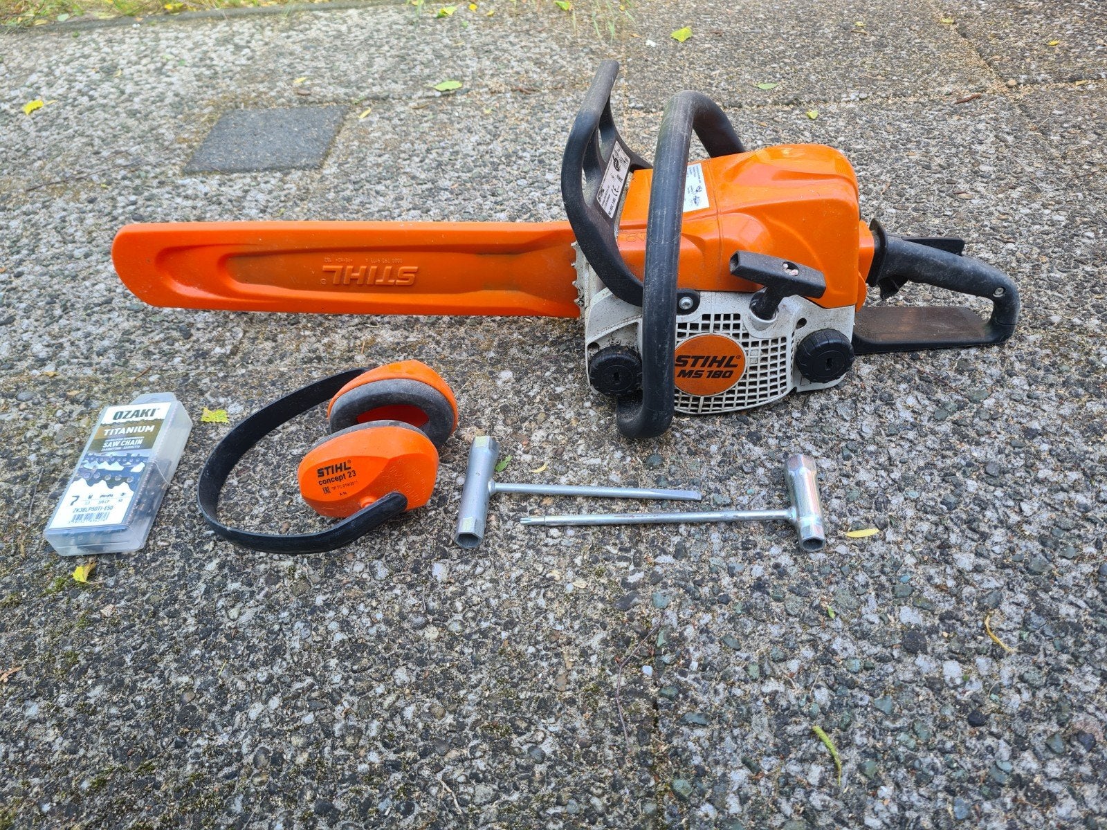 STIHL MS 180/C Kettingzaag met nieuwe ketting en accessoires, Doe-het-zelf en Verbouw, Gereedschap | Zaagmachines, Ophalen, 1200 watt of meer