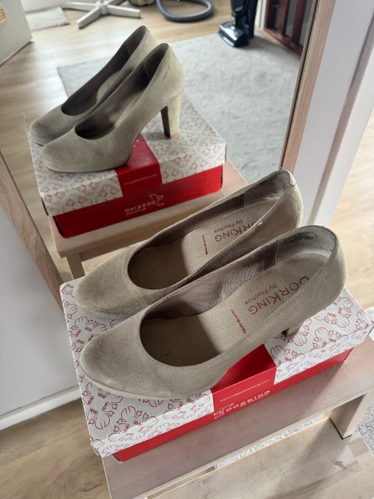 Dorking by Fluchos beige suède pumps - maat 39, Ophalen, Gedragen, Beige, Pumps
