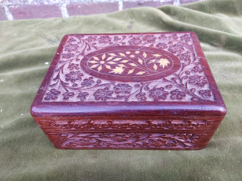 Indisch kistje met houtsnijwerk en inlegwerk van been., Antiek en Kunst, Kunst | Niet-Westerse kunst, Hout, Bruin, Verzenden, Indonesië
