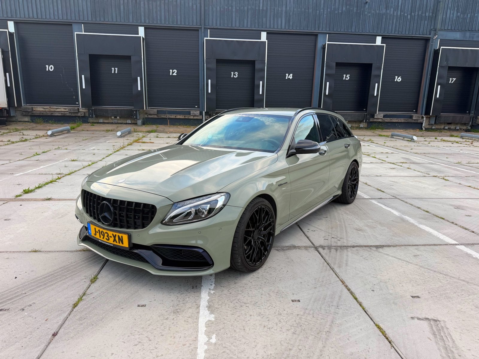 Mercedes-Benz C63 AMG Estate | Khaki Green | 19” sportvelgen, Auto's, Mercedes-Benz, Automaat, Achterwielaandrijving, Overige kleuren