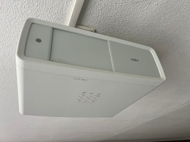 Sanyo PLV-z2000 fullhd beamer in uitstekende staat., SANYO, LED, Ophalen of Verzenden, Zo goed als nieuw
