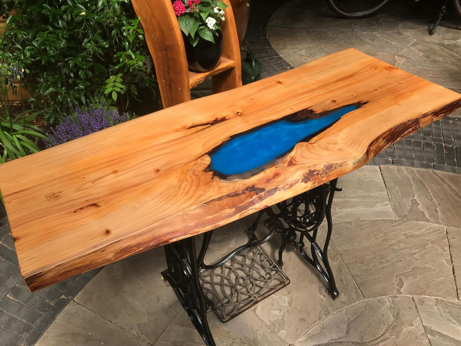 Unieke sidetable van atlas ceder hout met epoxy, Huis en Inrichting, Tafels | Sidetables, Zo goed als nieuw, Ophalen