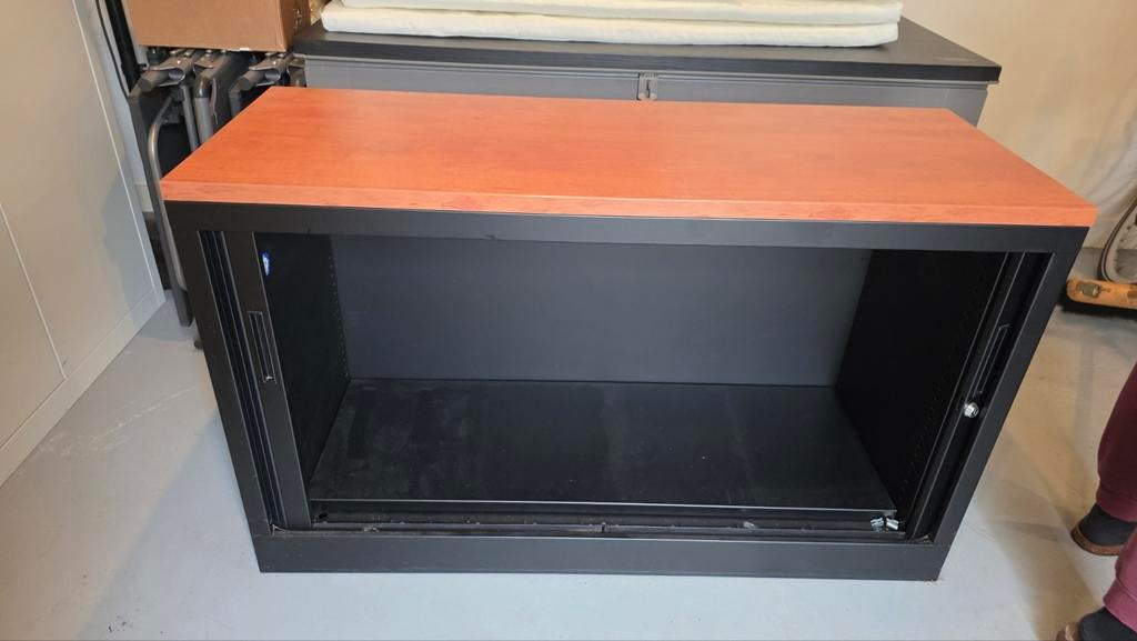 Zwart kastje met houten blad en roldeur, Ophalen of Verzenden, Zo goed als nieuw