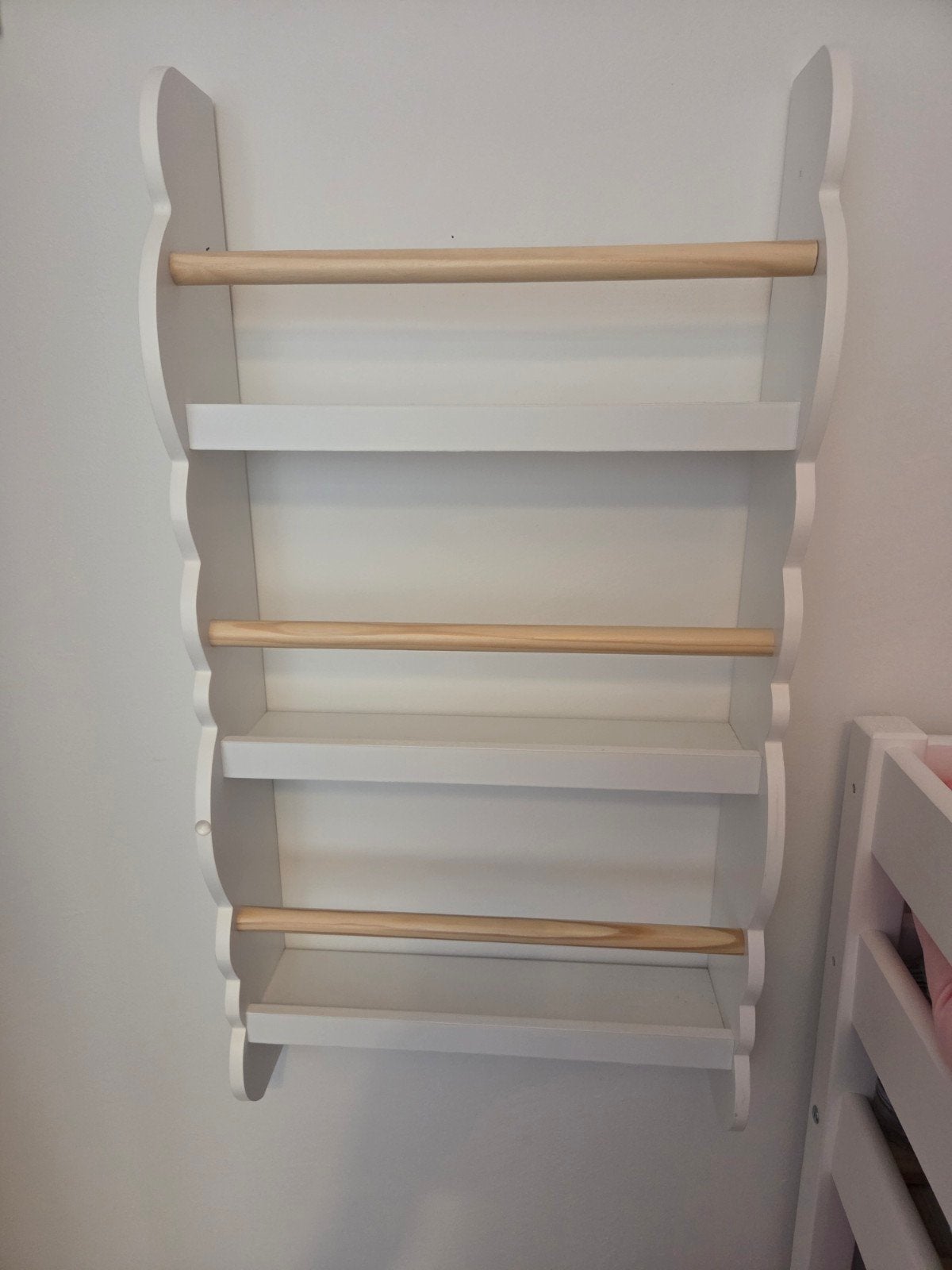 Witte wandplank met houten stangen - Boekenrek, Ophalen