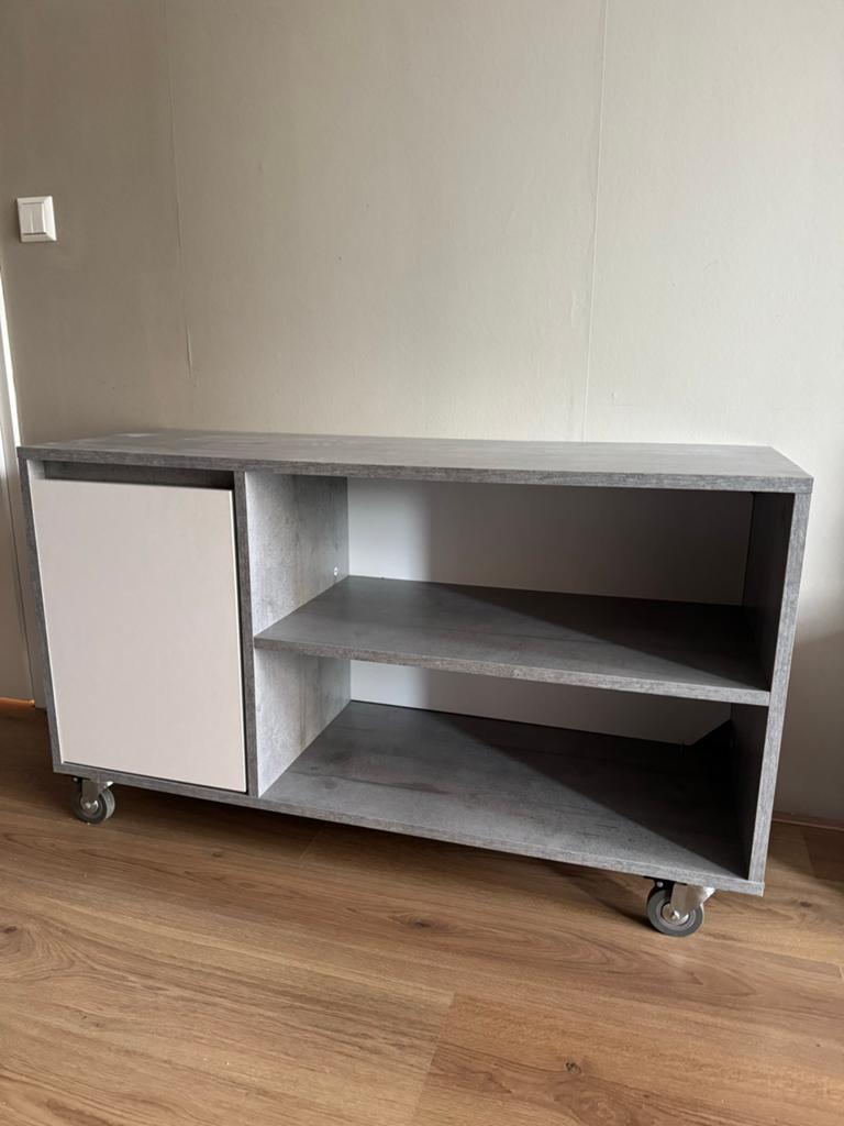 Tv meubel met opbergruimte en wieltjes, Huis en Inrichting, Kasten | Televisiemeubels, 100 tot 150 cm, Ophalen of Verzenden, Zo goed als nieuw