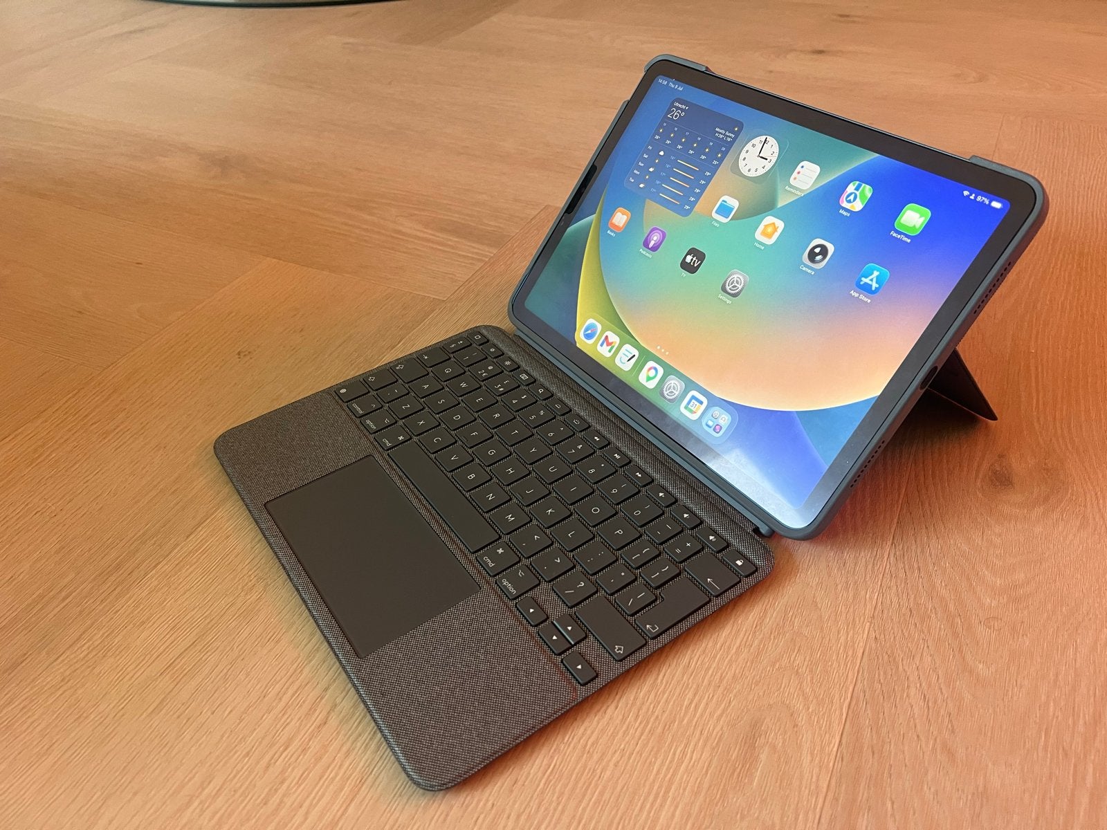 Apple iPad Air (5e generatie) 64GB Wi-Fi met toetsenbord, Computers en Software, Apple iPads, Blauw, Apple iPad Air, Zo goed als nieuw